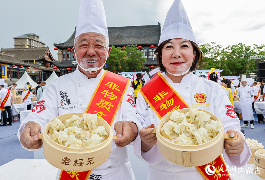 7月19日，非遗传承人在呼和浩特烧卖美食季活动现场展示刚刚蒸制熟的烧卖。丁根厚摄