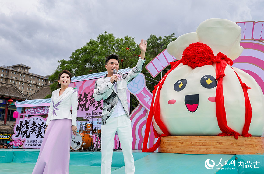 7月19日，央视主持人杨帆倾情助阵烧卖美食季活动，与市民游客亲切互动。丁根厚摄