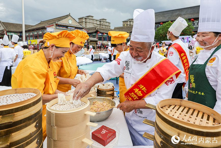 7月19日,非遗传承人在呼和浩特烧卖美食季活动现场制作烧卖美食。丁根厚摄