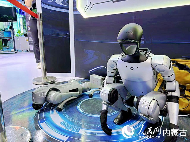 人工智能机器人与机器狗。实习生 刘恒岳摄