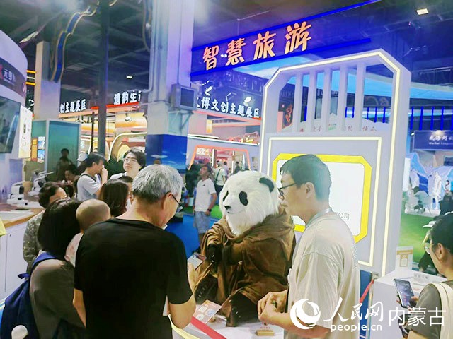 “智慧旅游机器人”引导游客。实习生 刘恒岳摄