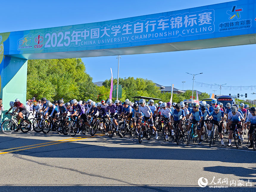 男子公路大赛组选手蓄势待发。人民网记者 苗阳摄