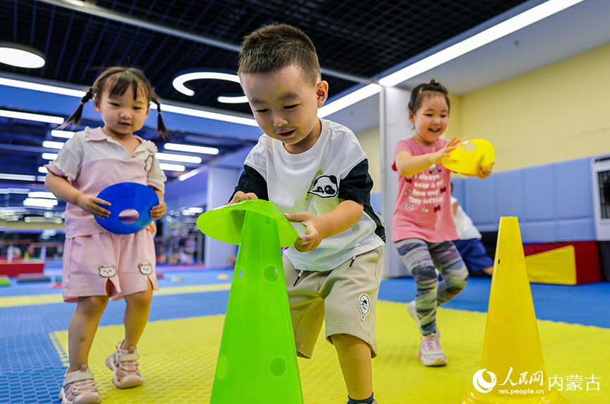 7月20日，孩子們在內蒙古呼和浩特市玉泉區青少年宮參加少兒體適能訓練。丁根厚攝