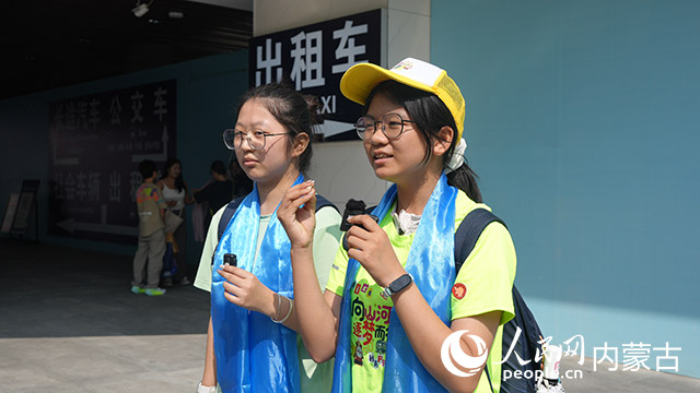 前来研学的同学接受采访。实习生 王正玉摄