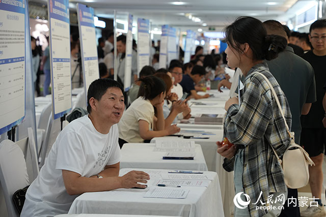 招聘會現場。人民網記者 趙夢月攝