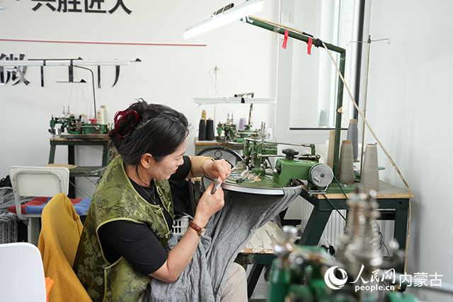 居民在進行羊絨衫制作。人民網記者 趙夢月攝
