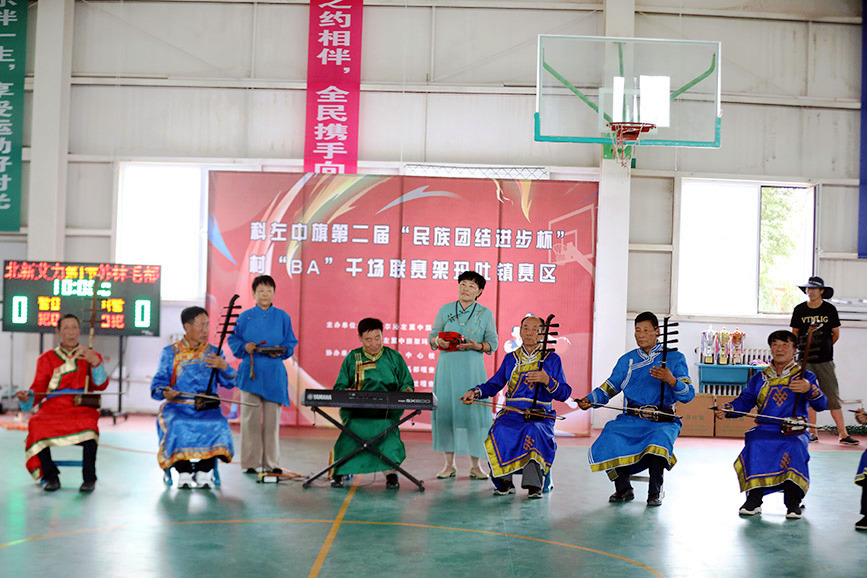 比赛中场休息时的文艺演出。人民网记者 齐浩男摄