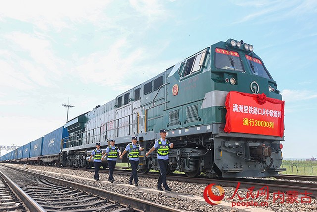 满洲里边检站移民管理警察护航第30000列中欧班列从满洲里铁路口岸通关。安吉拉摄