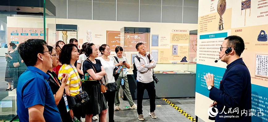 采访团参观辽代历史文化博物馆。实习生 董昱摄