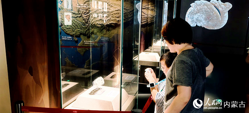 市民参观赤峰市红山文化博物馆。实习生 董昱摄