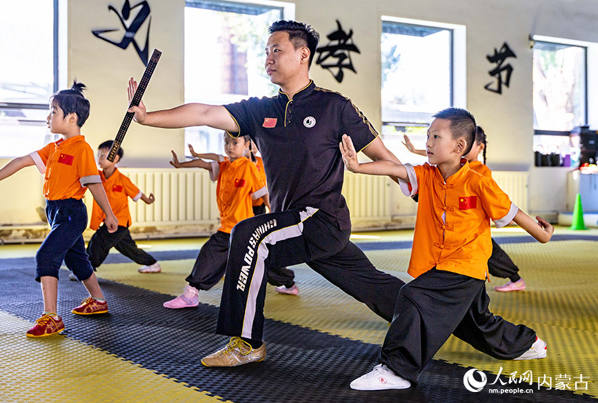 7月27日，孩子们在呼和浩特市玉泉区制锁厂劢立体育文化产业园武术馆参加训练。丁根厚摄