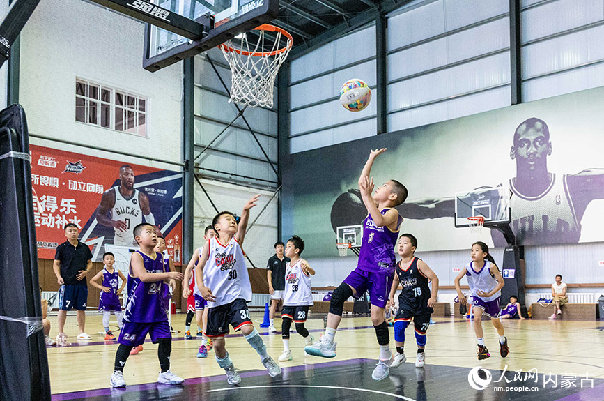 7月27日，孩子们在呼和浩特市玉泉区制锁厂劢立体育文化产业园篮球中心进行篮球比赛。丁根厚摄