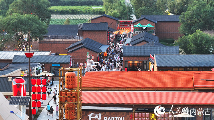 天下黄河第一村景区游人如织。祝家乐摄