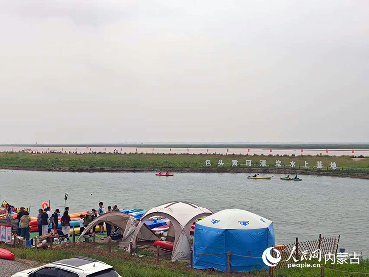 岸边的漂流水上基地。人民网记者 刘艺琳摄