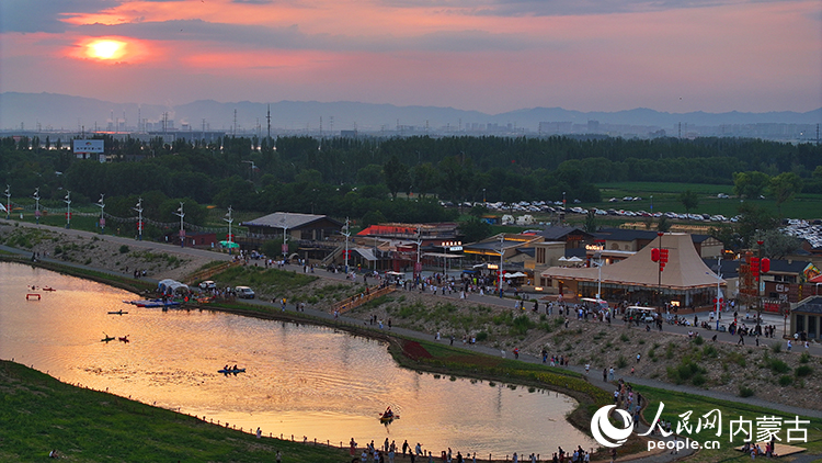 夕阳下的天下黄河第一村。祝家乐摄