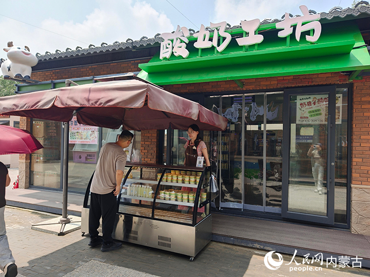 游客选购特色奶皮子酸奶。人民网记者 赵梦月摄