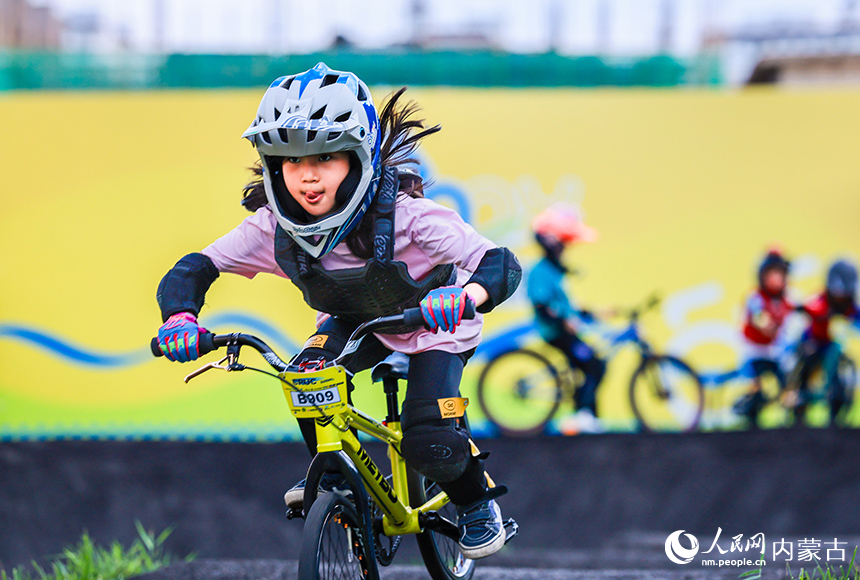 “小騎士”在泵道間穿梭騰躍，享騎行樂趣。丁根厚攝