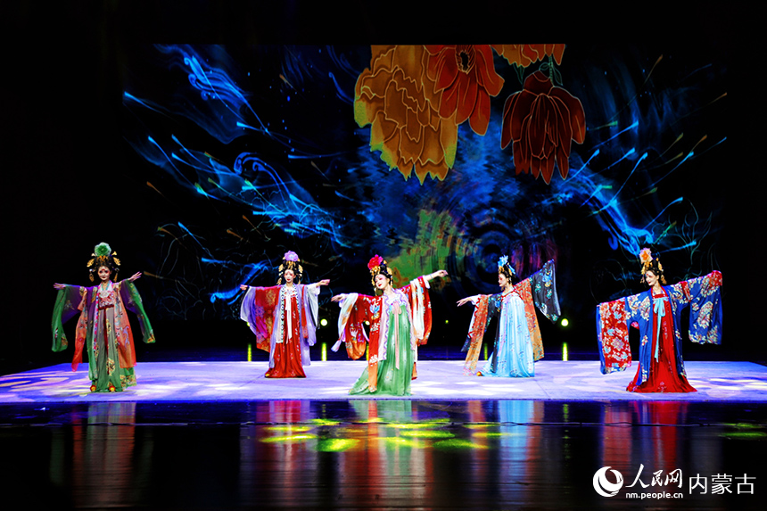 精彩演出。实习生 韩飞月摄