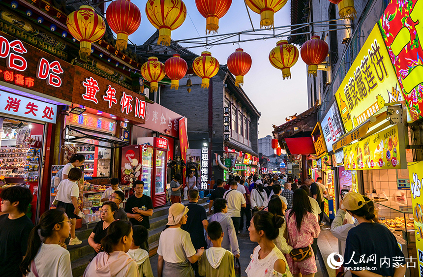 呼和浩特市玉泉区塞上老街旅游休闲街区“通顺大巷夜市”人流如织。丁根厚摄