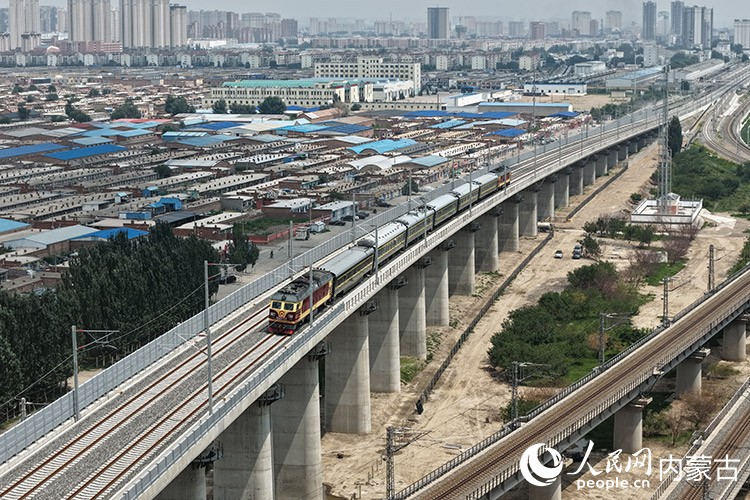 檢測列車行駛在線路上。李超攝