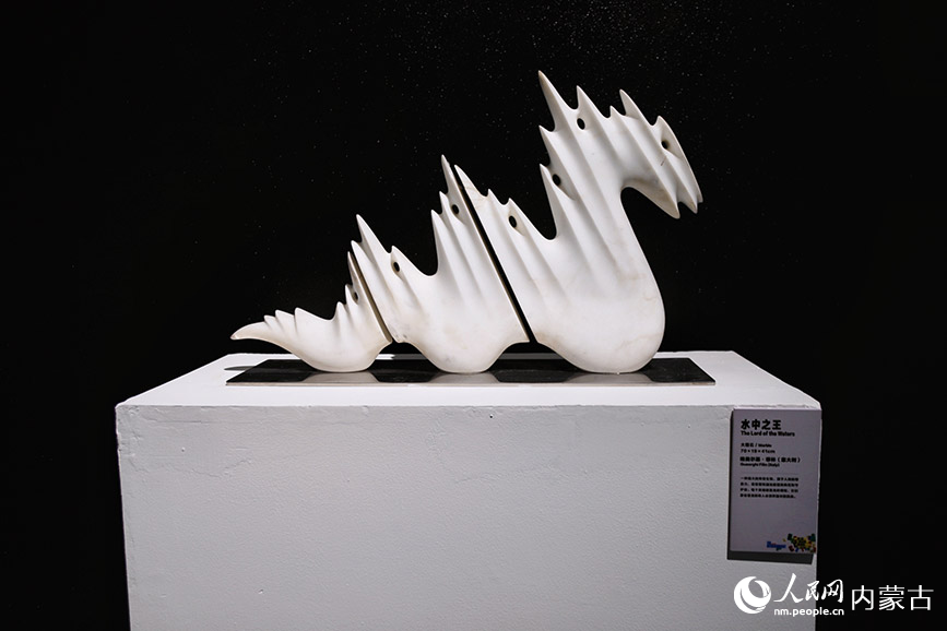雕塑艺术展现场展品。实习生 韩飞月摄