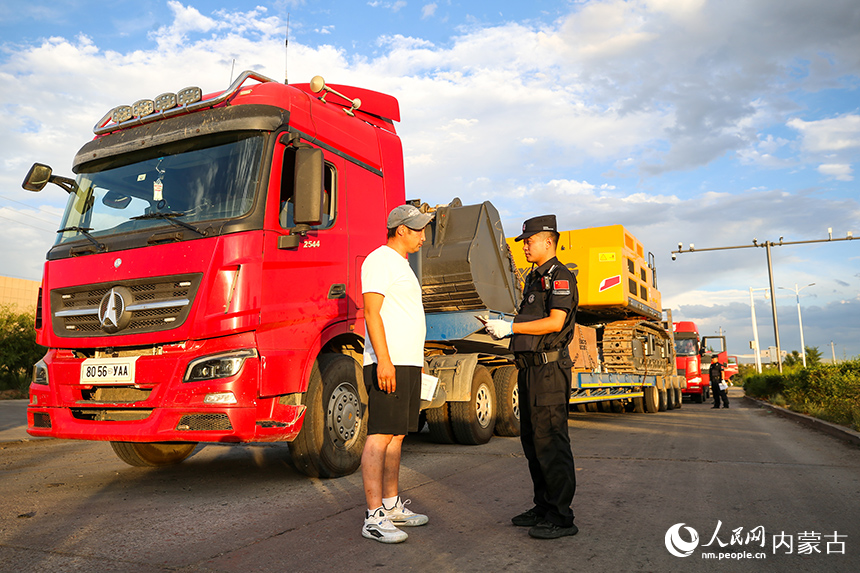 二连出入境边防检查站移民管理警察检查货车司机通关证件。郭鹏杰摄