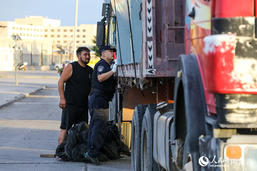 二连出入境边防检查站移民管理警察对出境货车进行车体检查。郭鹏杰摄