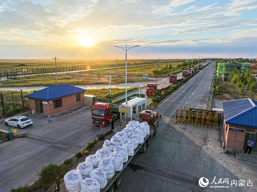 二连出入境边防检查站移民管理警察对出境货车进行车体检查。郭鹏杰摄