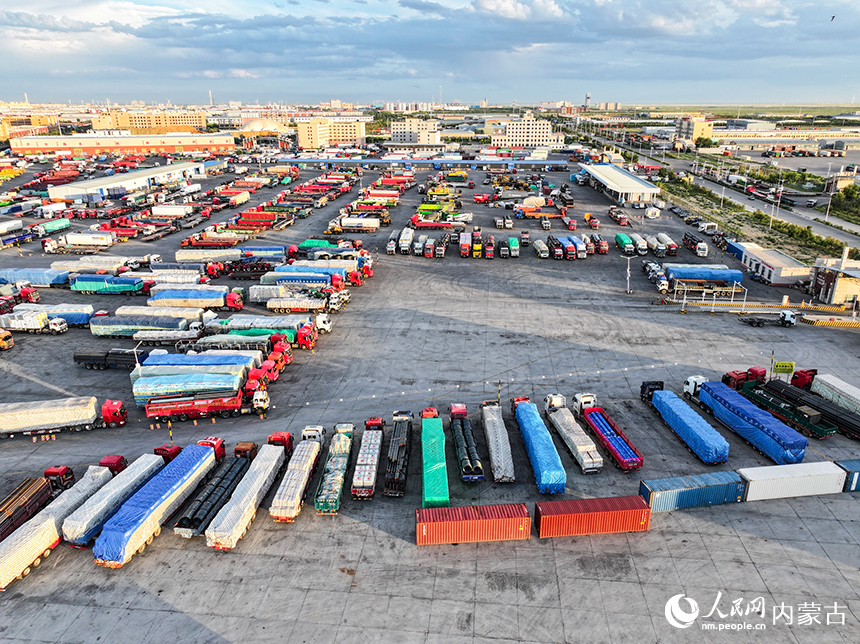 二连浩特市环宇物流园区内等待通关的货运车辆。郭鹏杰摄