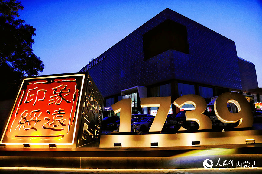 东护城河北街夜景。实习生 韩飞月摄