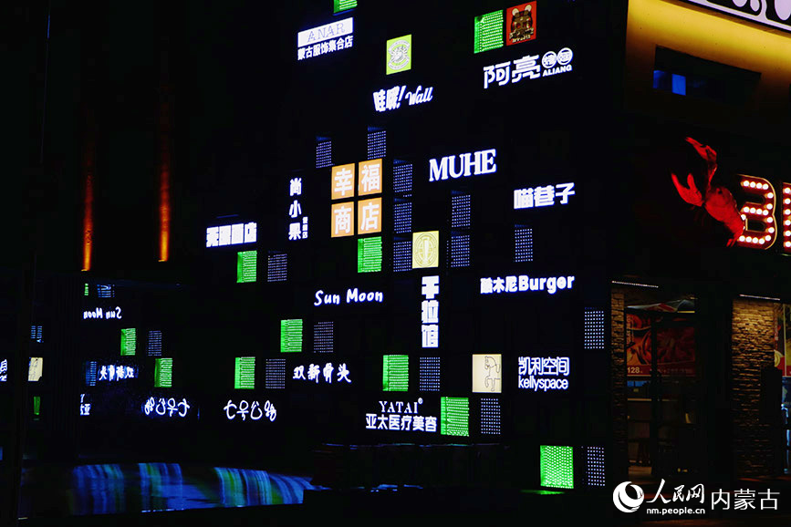 東護城河北街夜景。實習生 王伊蕊攝