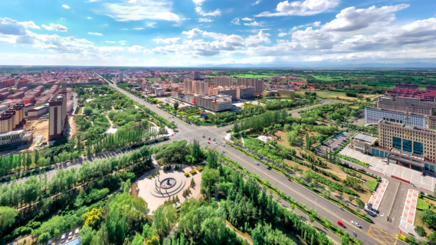 托克托縣城區林蔭街道與整潔樓宇，現代化建筑群勾勒出宜居輪廓。張瑋攝