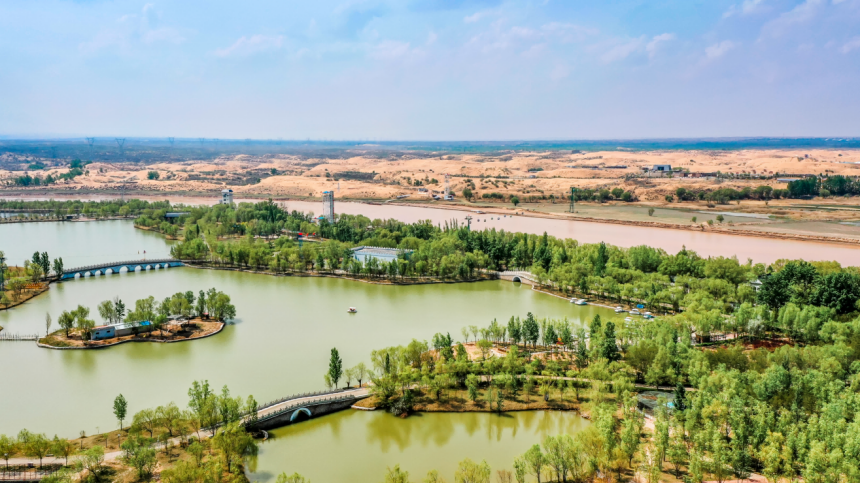 托克托縣神泉生態景區，翠色連綿處，湖波如鏡﹔黃沙掩映間，沙丘起伏。張瑋攝