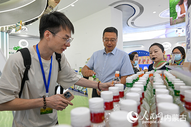 网络达人参观伊利健康谷。王磊摄