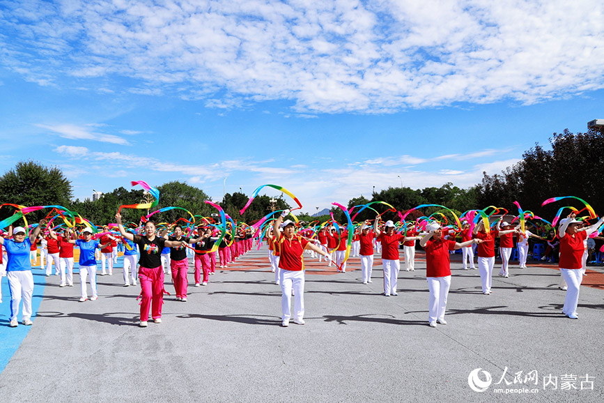 2025年“文明有我 舞动青城”呼和浩特市赛罕区广场舞大赛（预决赛）开赛。实习生 韩飞月摄