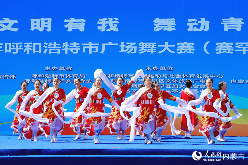 2025年“文明有我 舞动青城”呼和浩特市赛罕区广场舞大赛（预决赛）开赛。实习生 韩飞月摄