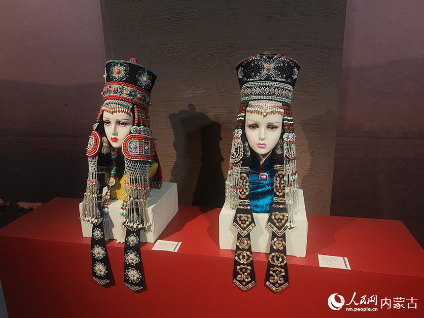 頭飾《盛開的河套團結之花》。實習生 秦語睿攝