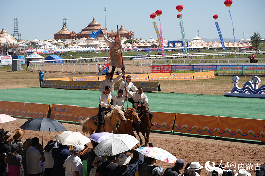 马术表演。实习生 王正玉摄