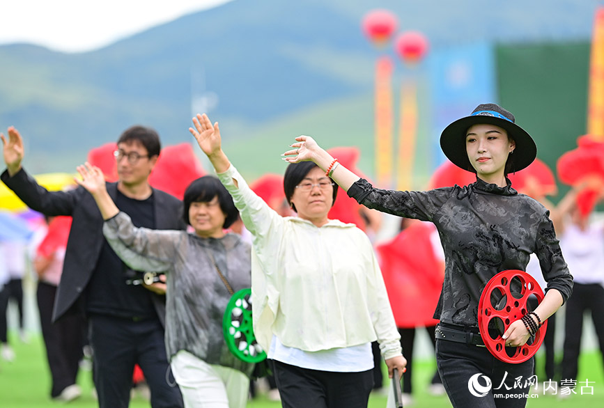 8月8日，演员在开幕式“光影那达慕”方队里表演。王正摄