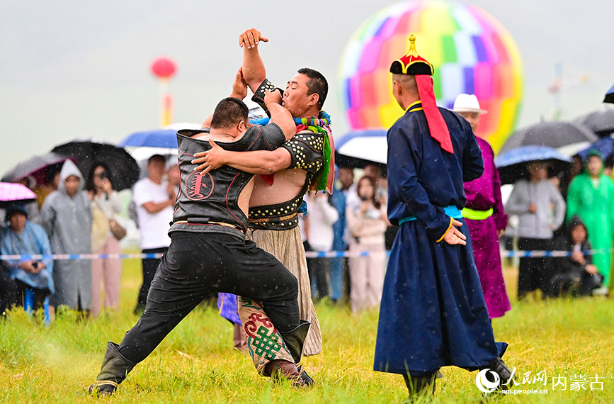 8月8日，搏克选手在搏克项目比赛中。王正摄