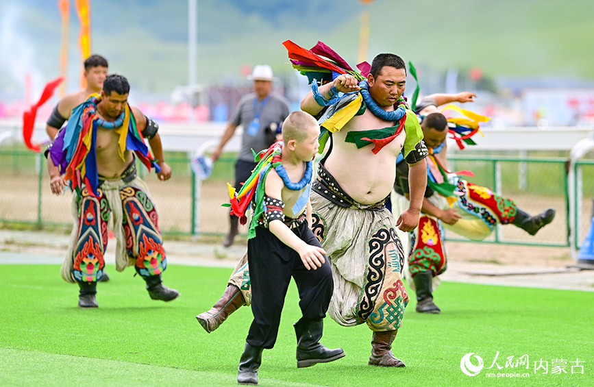 8月8日，搏克选手在开幕式上表演。王正摄