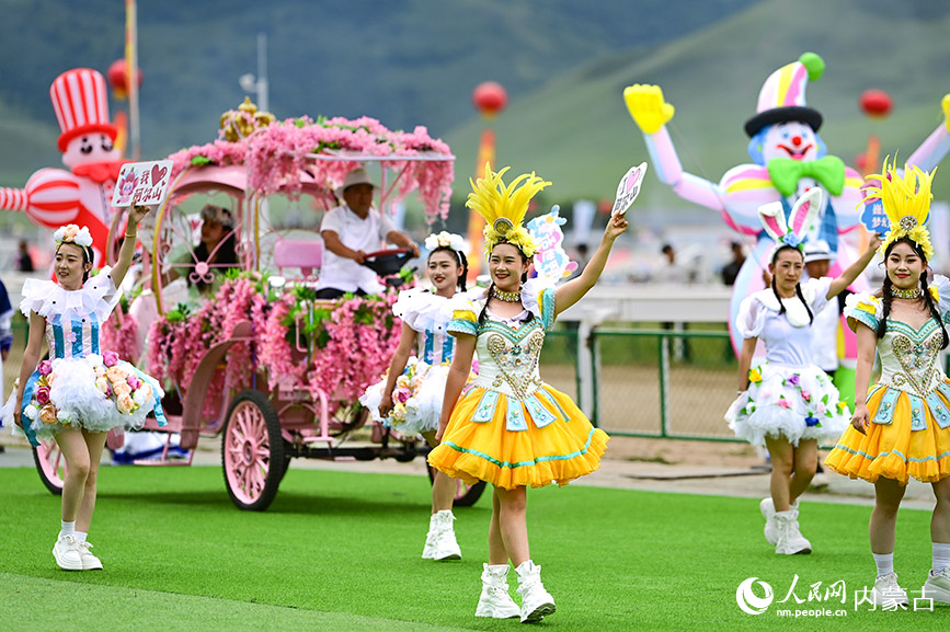 8月8日，演员在开幕式上行进。王正摄