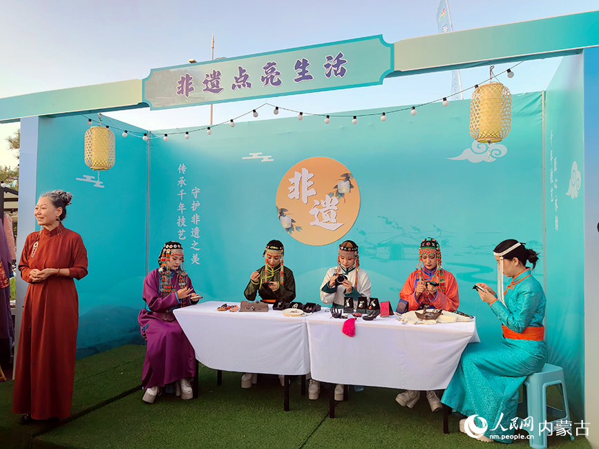 乌拉特刺绣展示现场。实习生 秦语睿摄