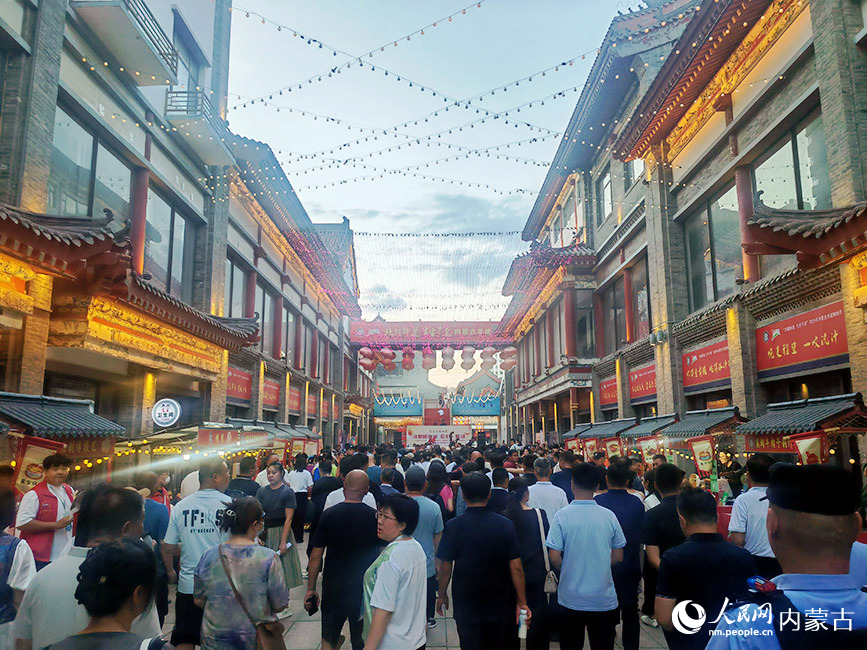 活动现场人头攒动。实习生 秦语睿摄