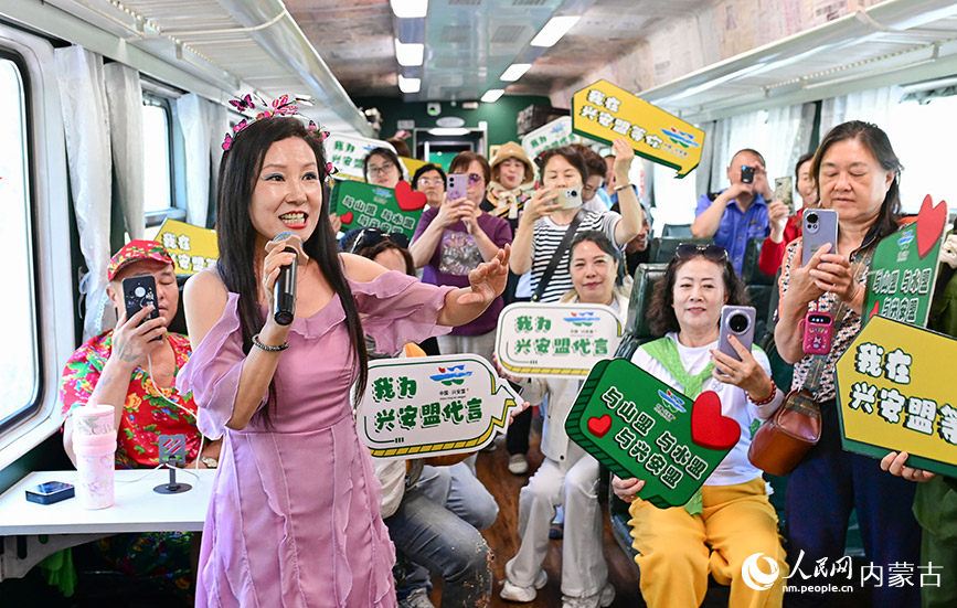 8月10日，演員在“阿爾山號”旅游專列上表演。王正攝