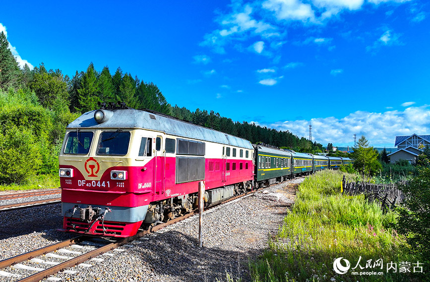 8月10日，“阿爾山號”旅游專列停靠在白狼站（無人機照片）。王正攝