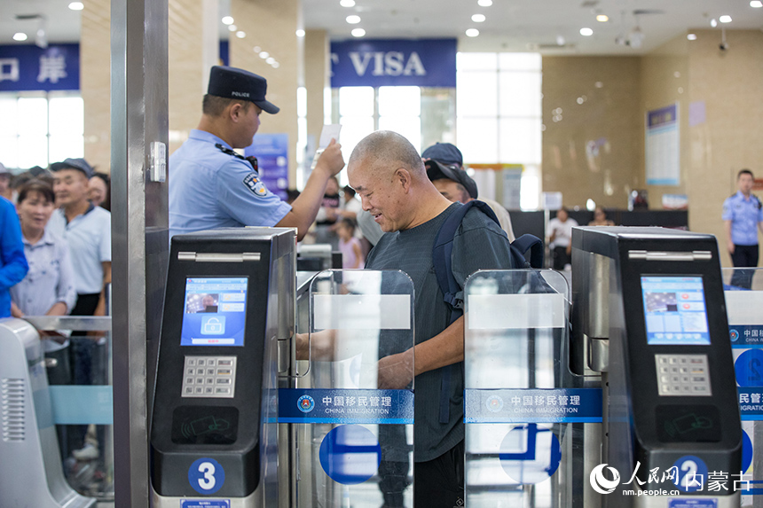 旅客从二连浩特公路口岸快捷通道通关。郭鹏杰摄