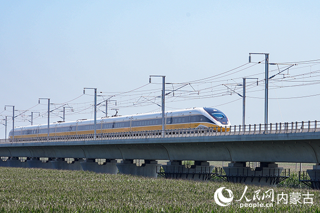 复兴号综合检测车行驶在线路上。中国铁路呼和浩特局集团有限公司供图