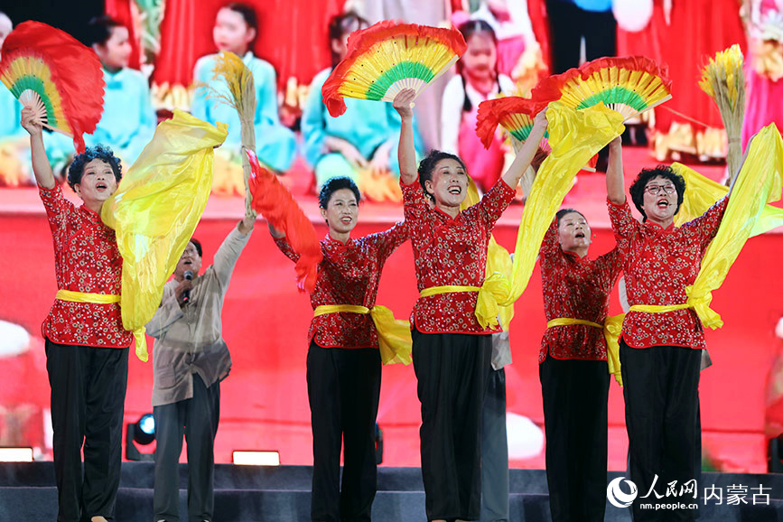 天津春之声合唱团演唱《最新最美是正营》。人民网记者 李睿摄