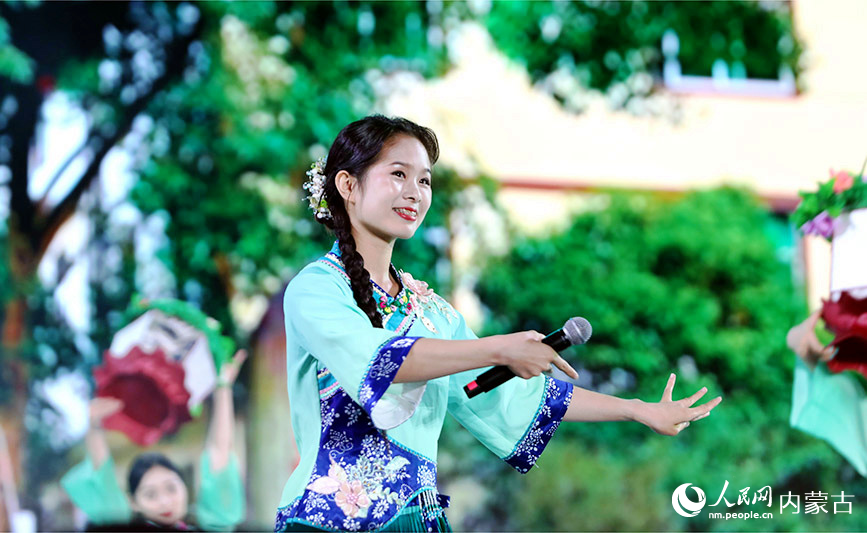 浙江白沙村村歌队表演灯戏《茶灯舞新村》。